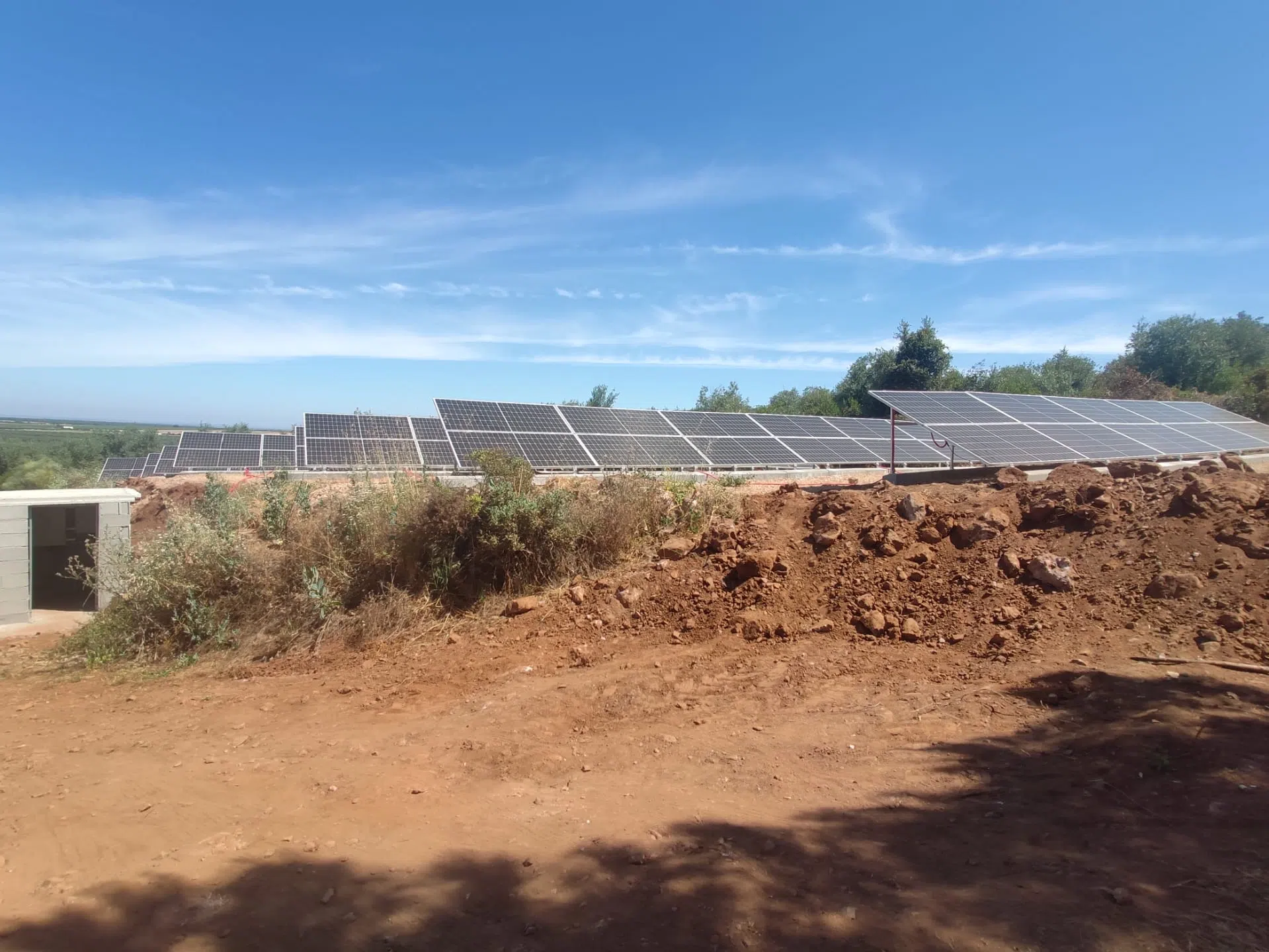 energia-fotovoltaica-instalacao-de-paineis-solares-para-sistema-de-rega-agricola-eficiencia-agricola.webp