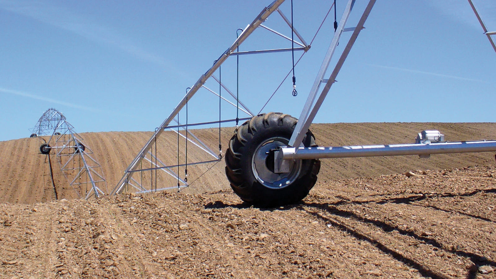 pormenor-pivot-de-rega-em-area-agricola-sem-plantacao.webp