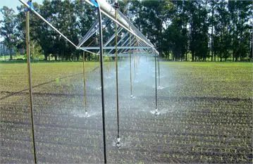 rega-por-aspersao-em-campo-agricola-nova-campanha-outono-inverno-2015-assistencias-tecnicas-e-manutencoes-preventivas.webp